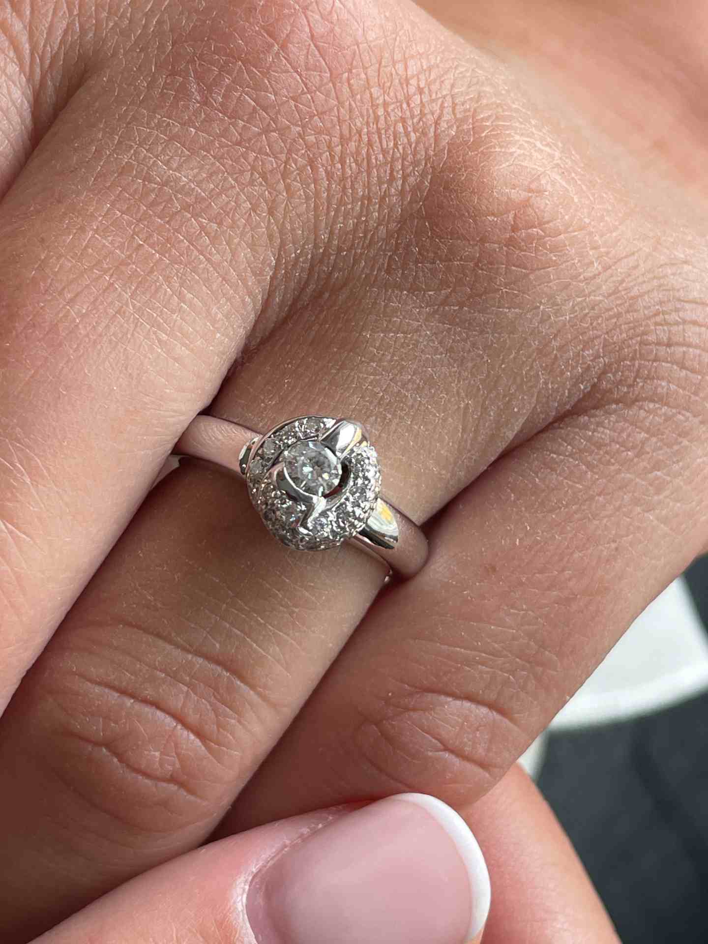 IMBE solitaire diamond ring with illusion view in 18k gold.