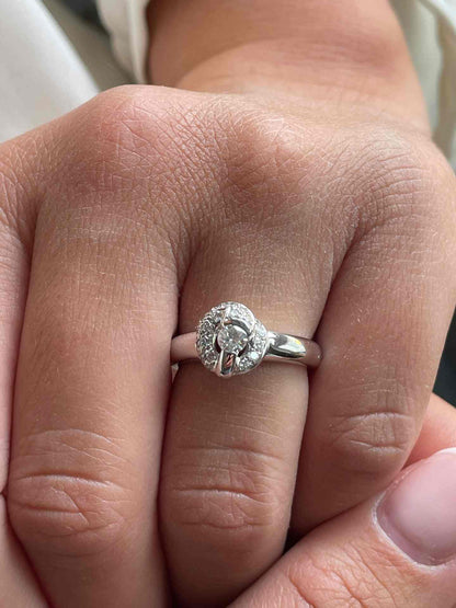 IMBE solitaire diamond ring with illusion view in 18k gold.
