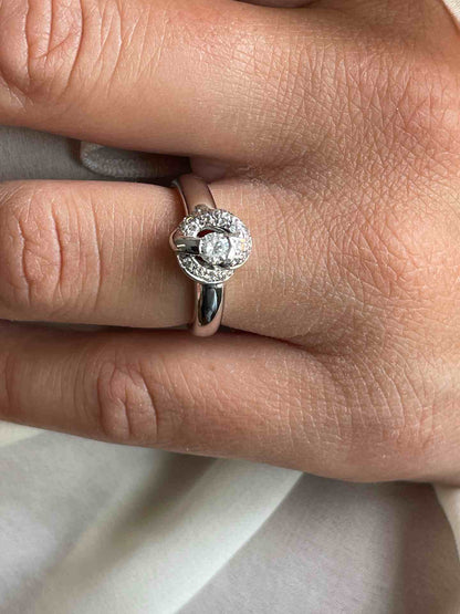 IMBE solitaire diamond ring with illusion view in 18k gold.