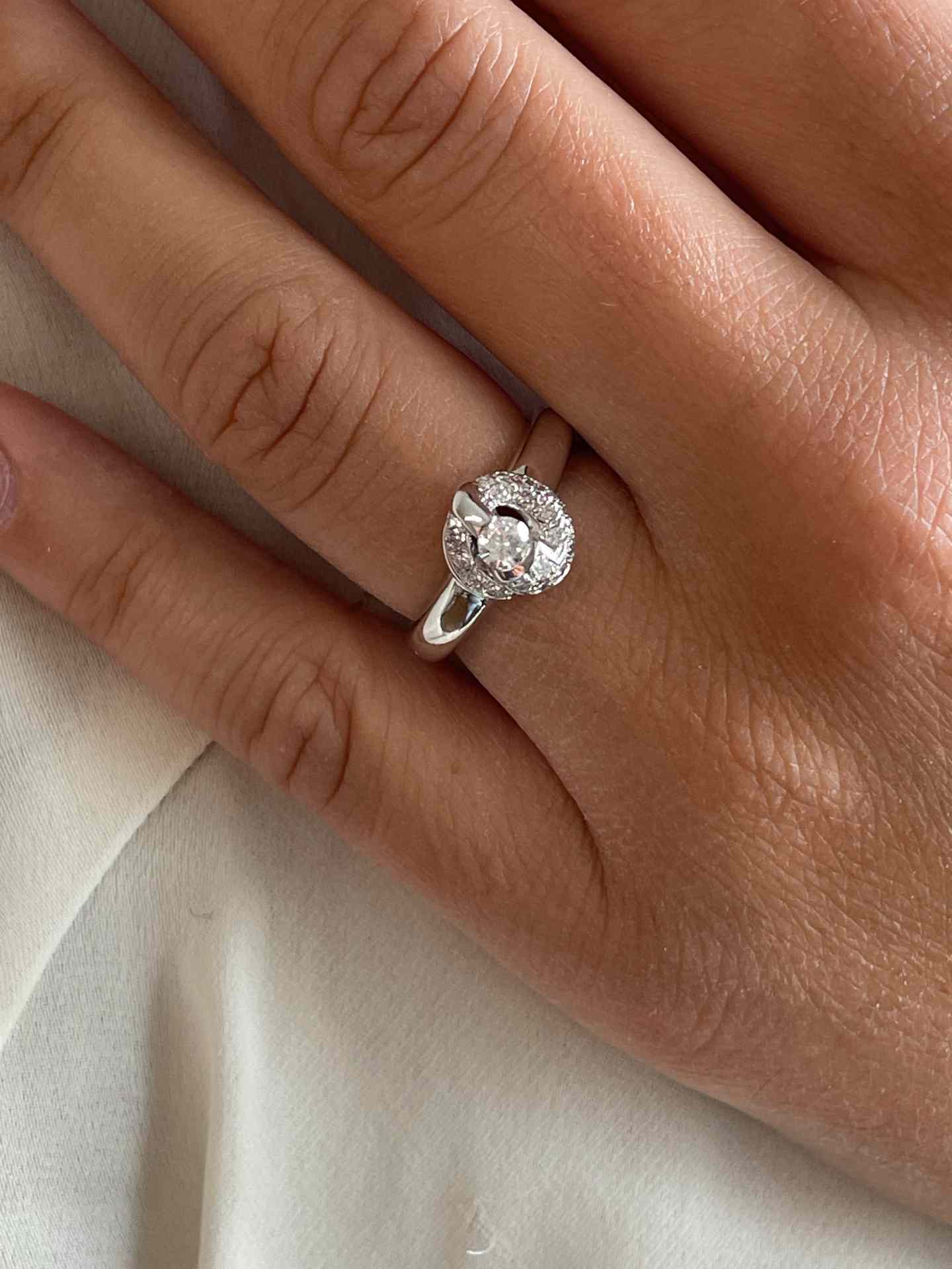 IMBE solitaire diamond ring with illusion view in 18k gold.