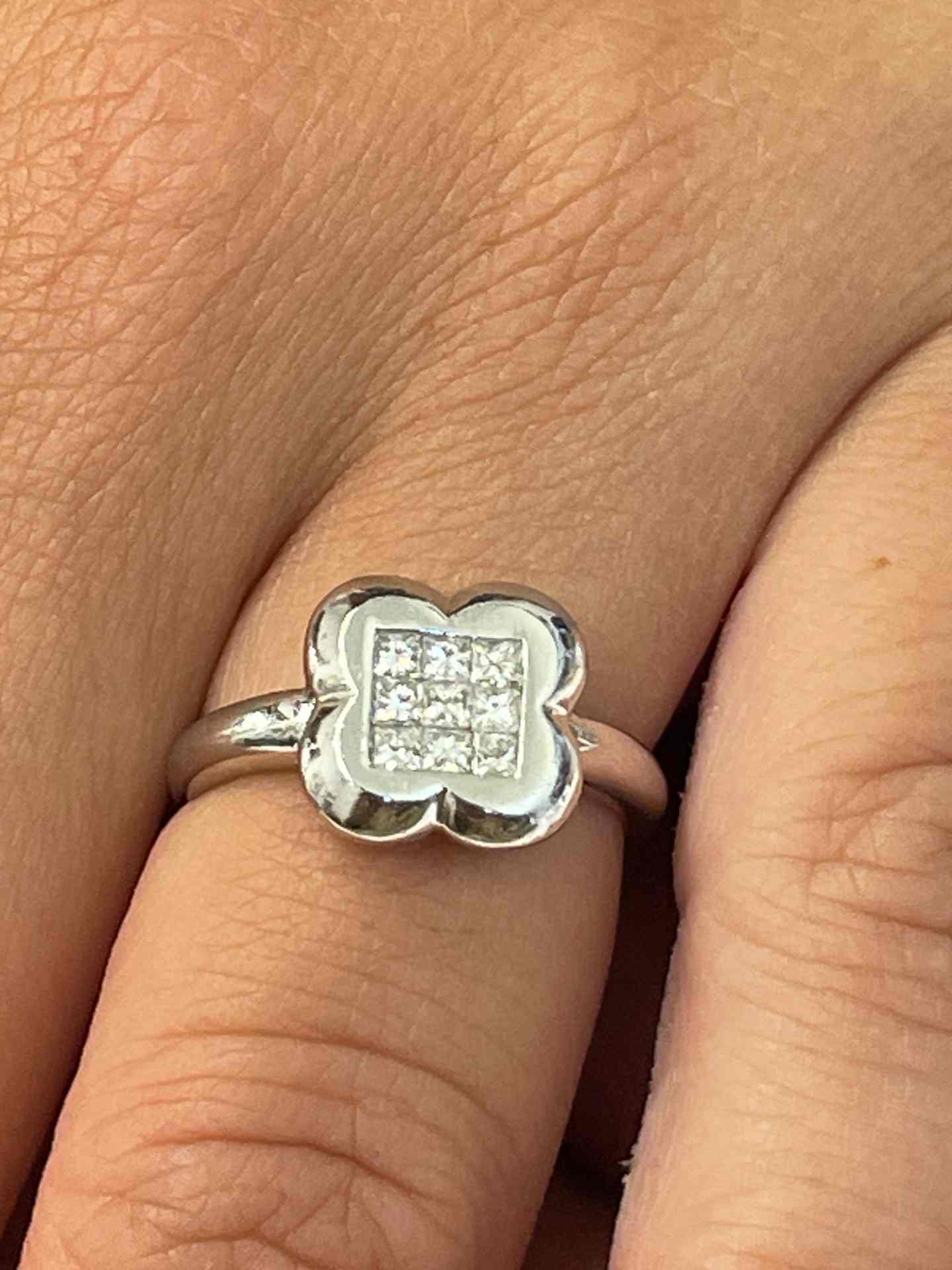 GUADARRAMA ring in 18k white gold with princess diamonds.