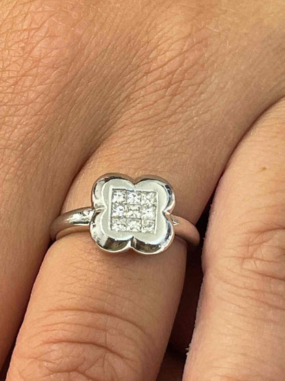 GUADARRAMA ring in 18k white gold with princess diamonds.