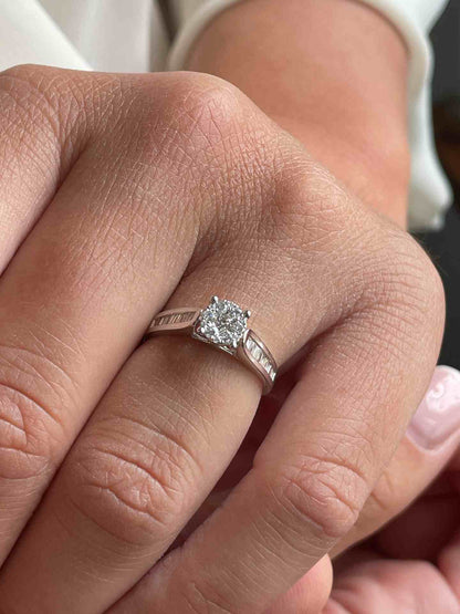 LEEDS oval ring in 18k white gold with diamonds and baguettes.