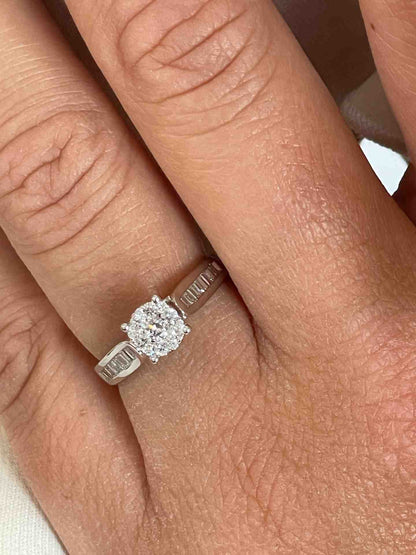 LEEDS oval ring in 18k white gold with diamonds and baguettes.