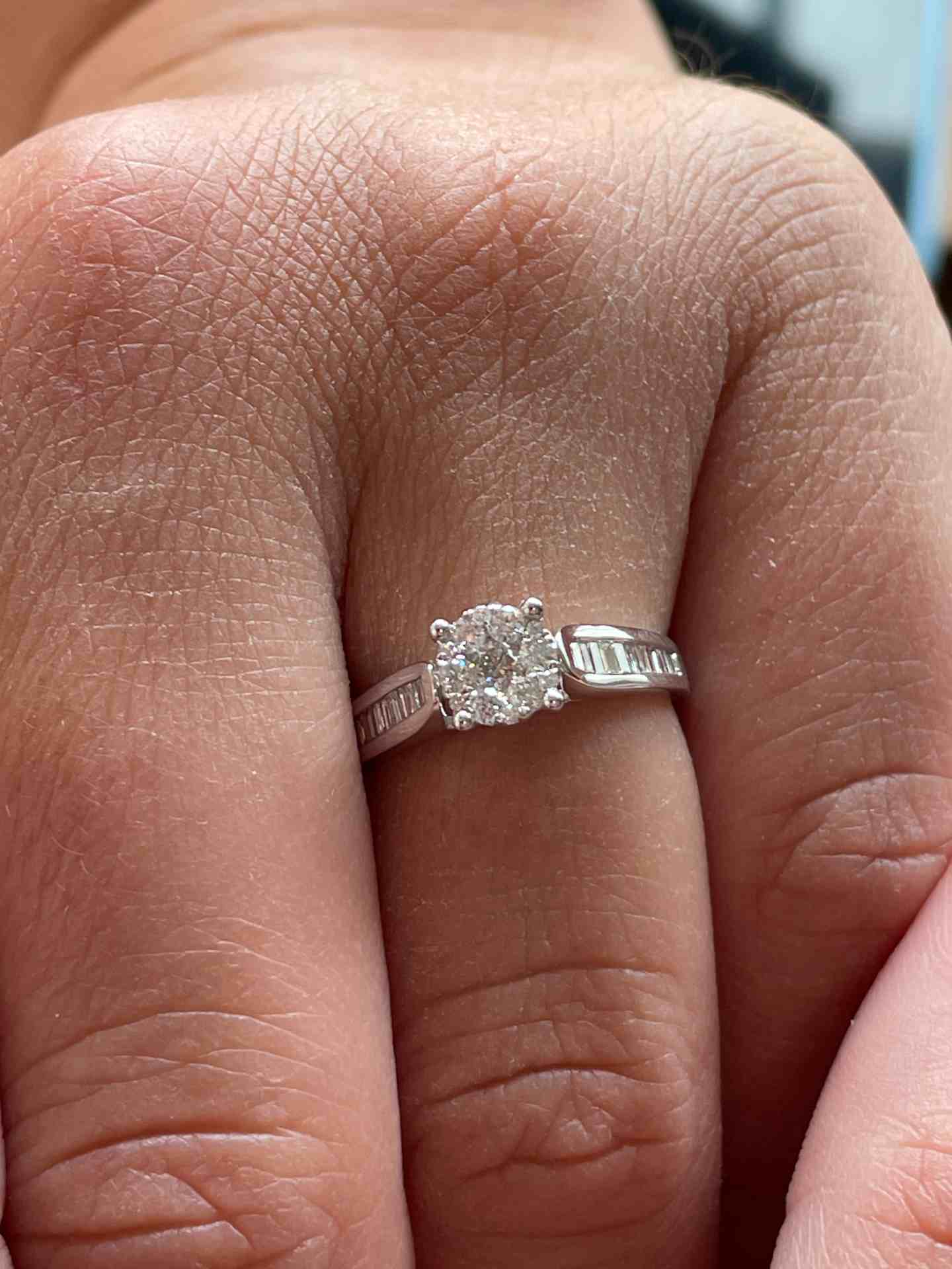 LEEDS oval ring in 18k white gold with diamonds and baguettes.