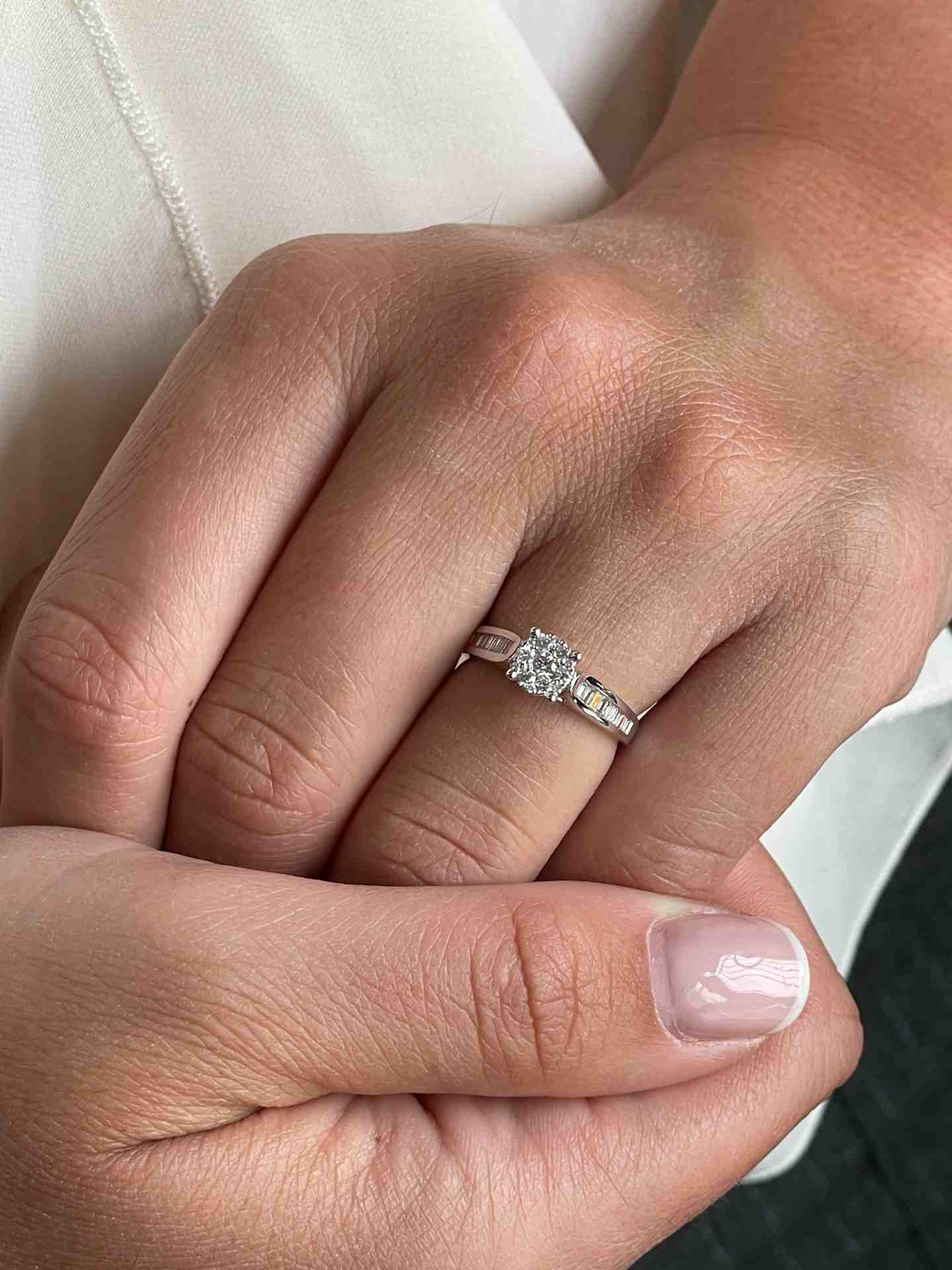LEEDS oval ring in 18k white gold with diamonds and baguettes.