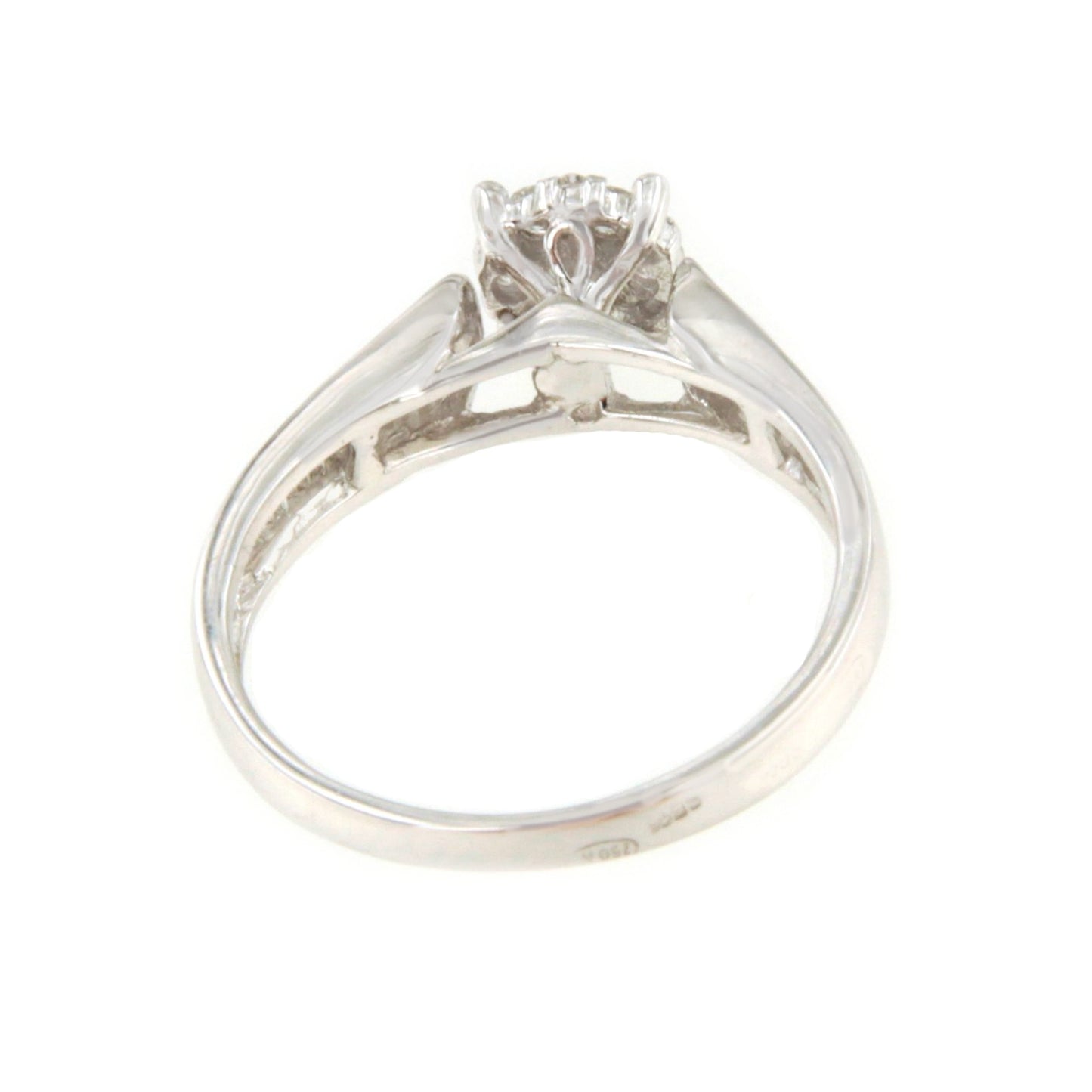 LEEDS oval ring in 18k white gold with diamonds and baguettes.