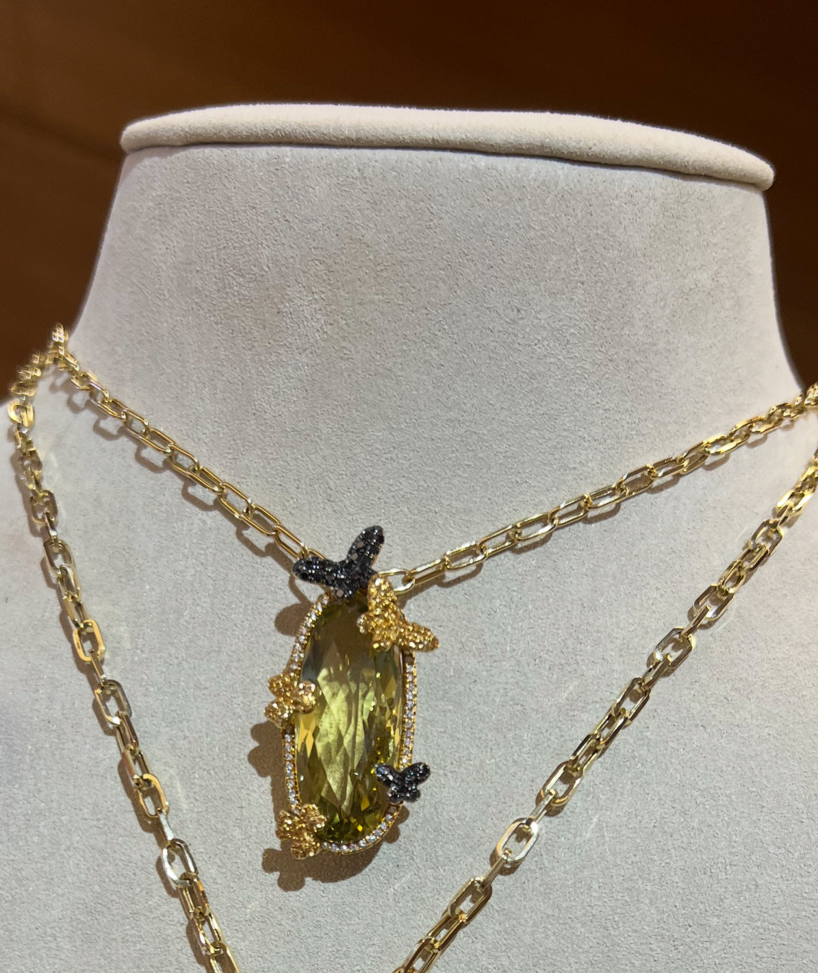 Dije ABEJA oro rosa 18 ktes con brillantes, topacio y zafiros rosa