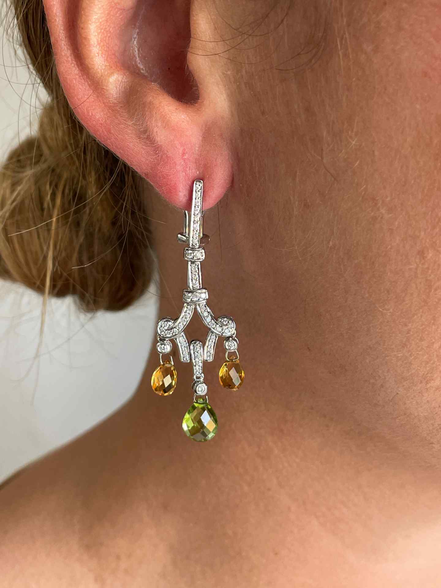 Mandarin long earrings in 18k white gold with rubies and diamonds