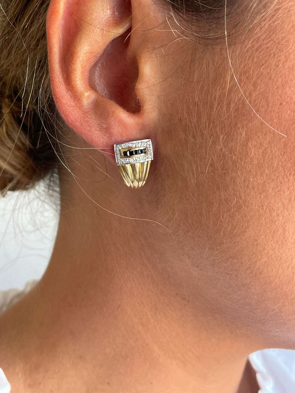 PEUMO short earrings in 18-karat yellow gold and diamonds.