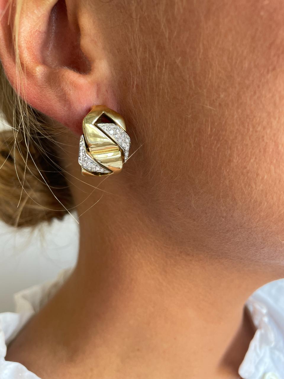 PEUMO short earrings in 18-karat yellow gold and diamonds.