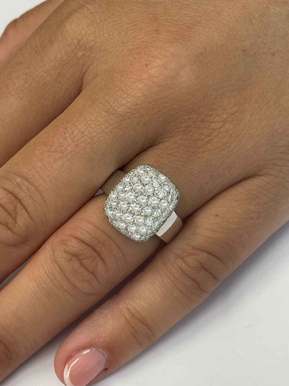 Anillo MATARO de oro blanco de 18 ktes con brillantes en pavé.