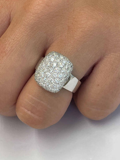 Anillo MATARO de oro blanco de 18 ktes con brillantes en pavé.