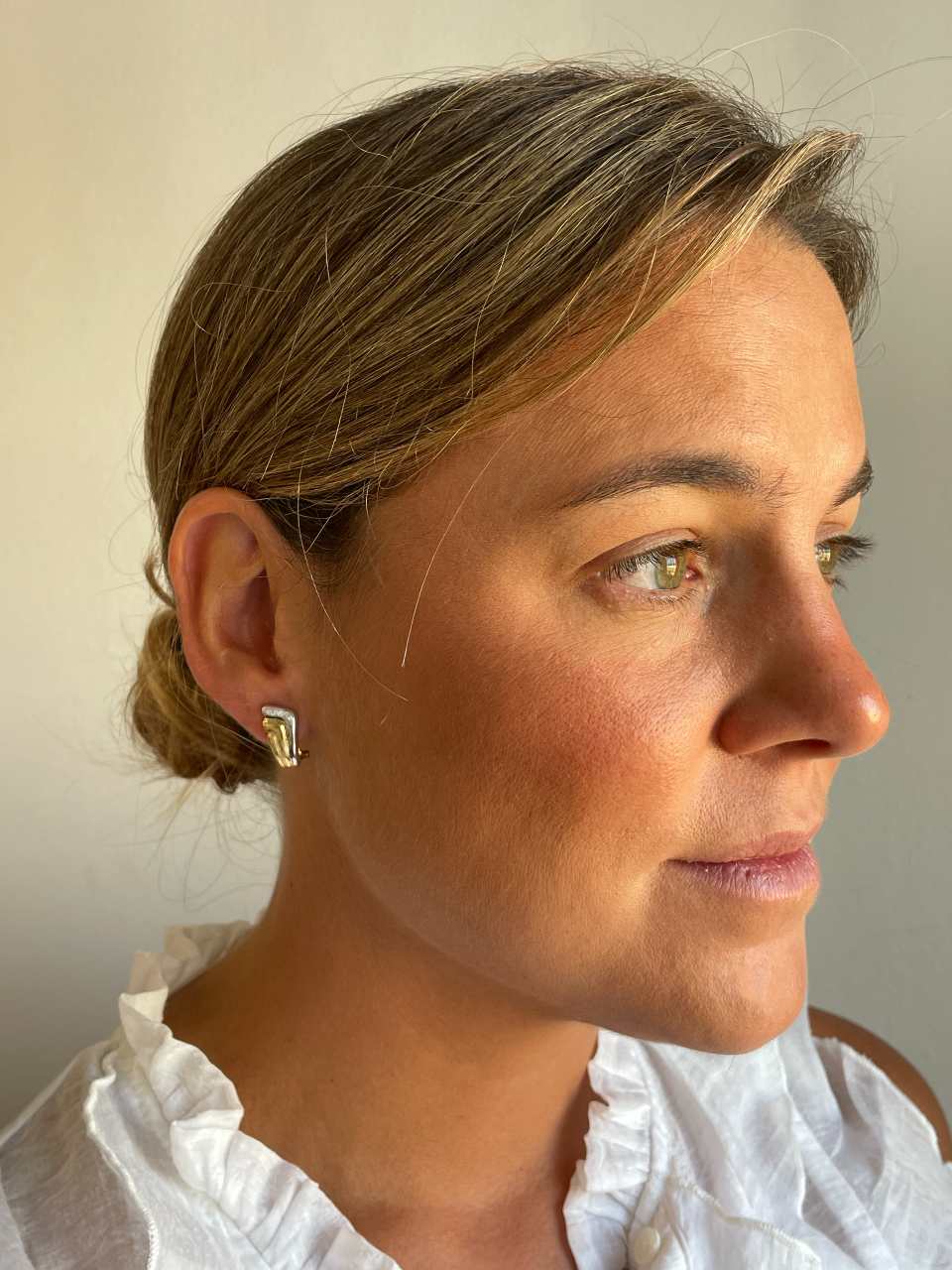 PEUMO short earrings in 18-karat yellow gold and diamonds.