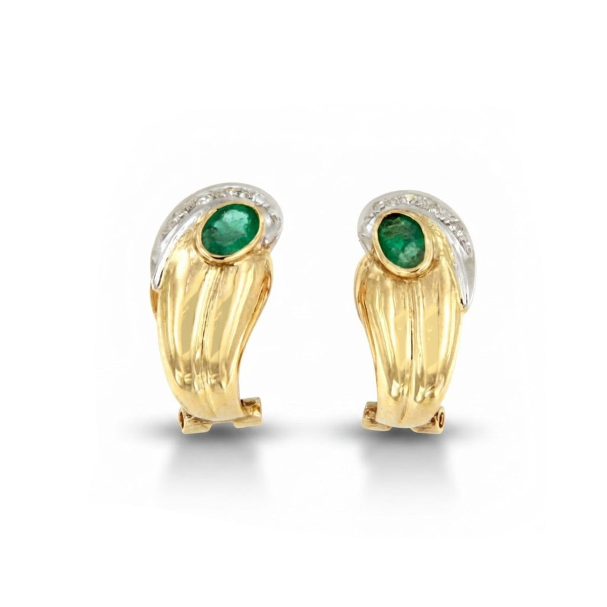 PEUMO short earrings in 18-karat yellow gold and diamonds.