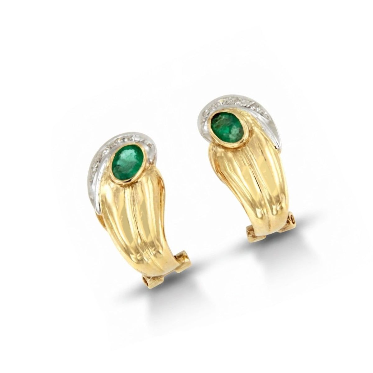 PEUMO short earrings in 18-karat yellow gold and diamonds.