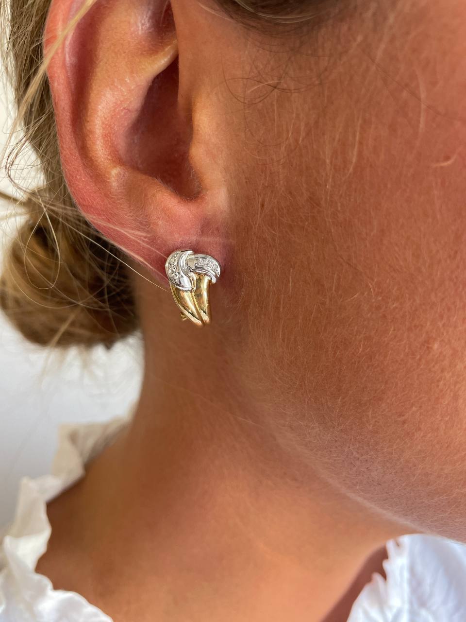 PEUMO short earrings in 18-karat yellow gold and diamonds.