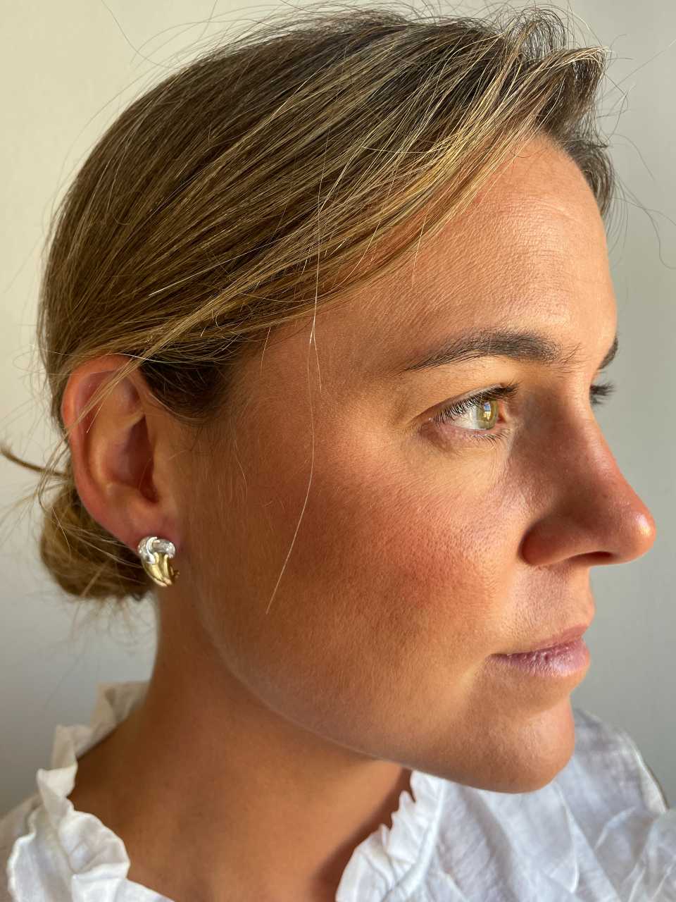 PEUMO short earrings in 18-karat yellow gold and diamonds.