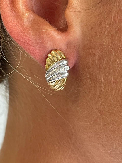 PEUMO short earrings in 18-karat yellow gold and diamonds.