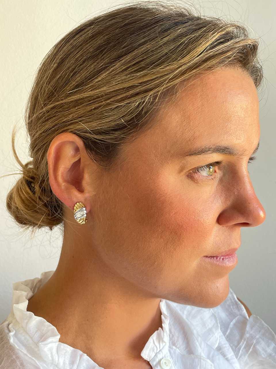 PEUMO short earrings in 18-karat yellow gold and diamonds.
