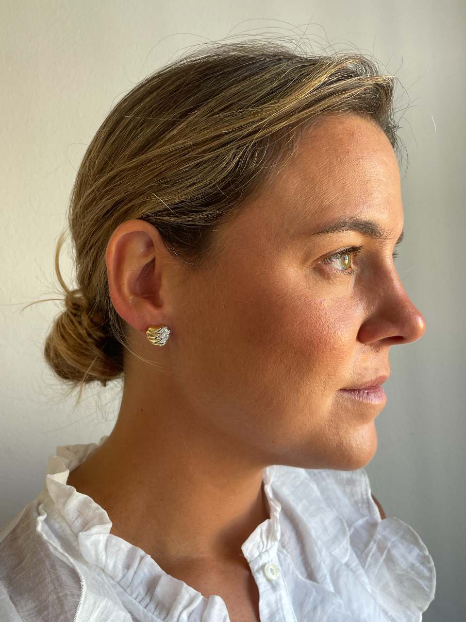 PEUMO short earrings in 18-karat yellow gold and diamonds.