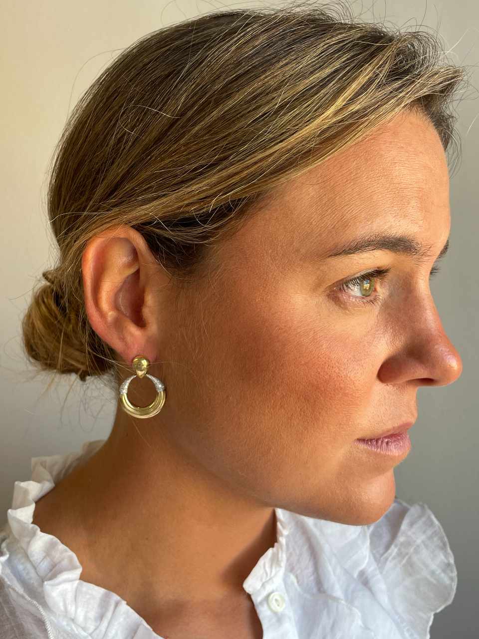 PEUMO short earrings in 18-karat yellow gold and diamonds.