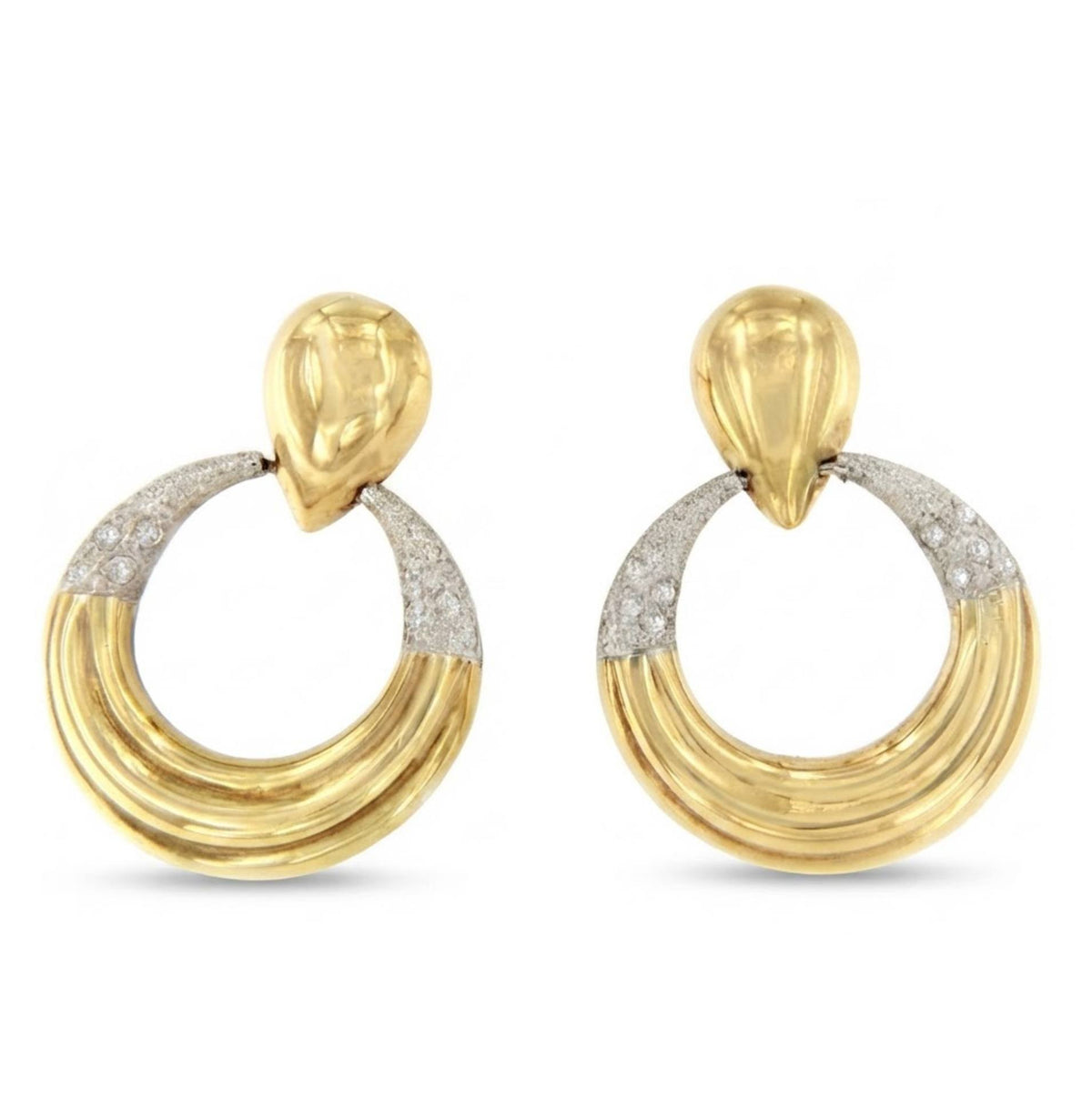 PEUMO short earrings in 18-karat yellow gold and diamonds.