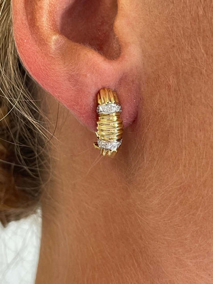 PEUMO short earrings in 18-karat yellow gold and diamonds.