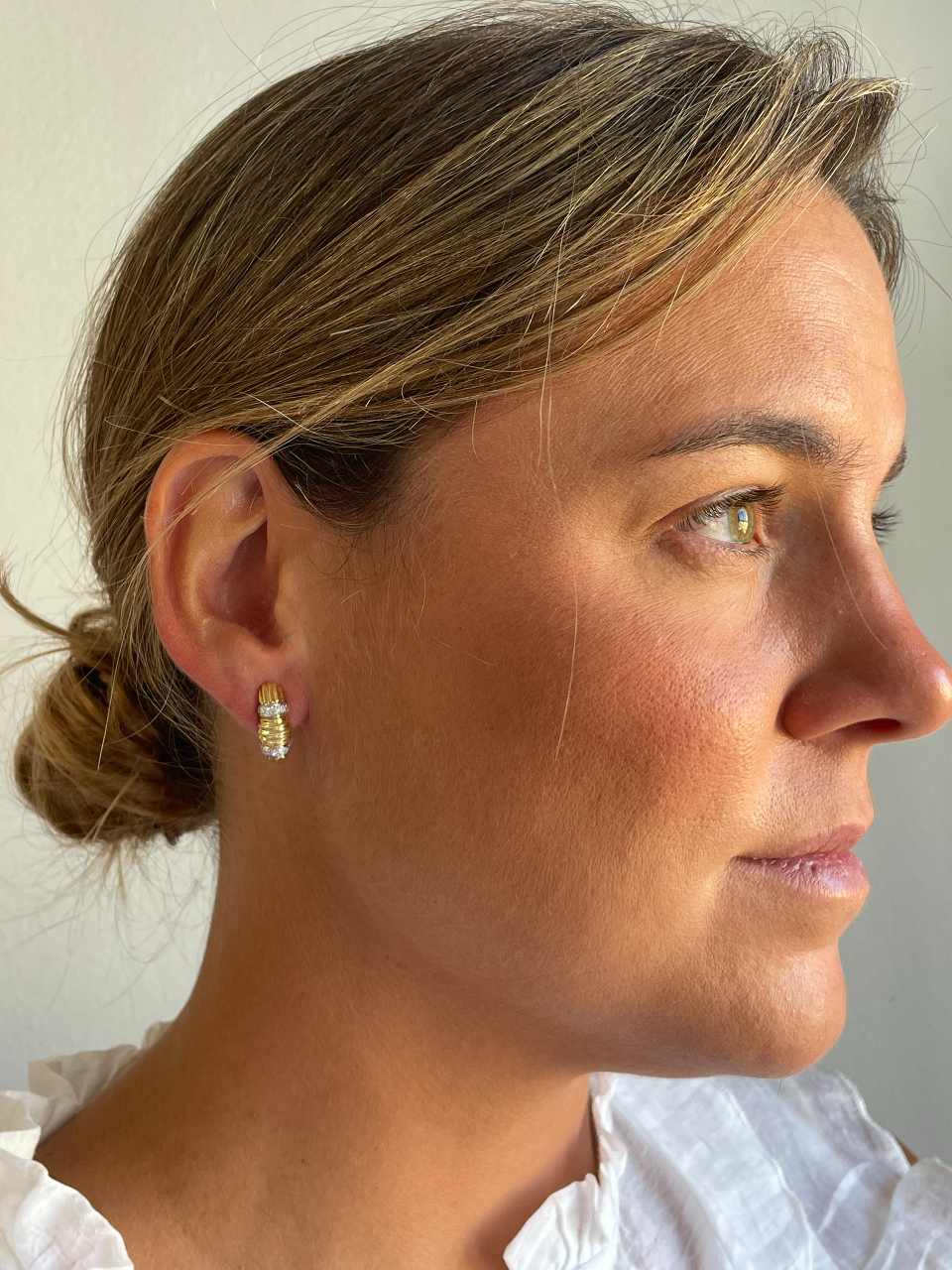 PEUMO short earrings in 18-karat yellow gold and diamonds.