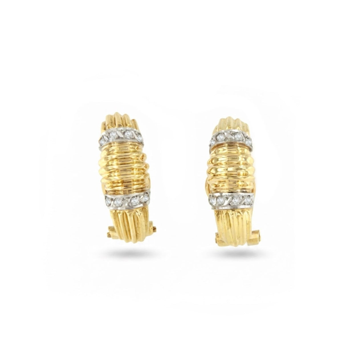 PEUMO short earrings in 18-karat yellow gold and diamonds.