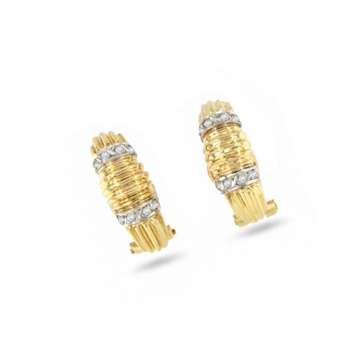 PEUMO short earrings in 18-karat yellow gold and diamonds.