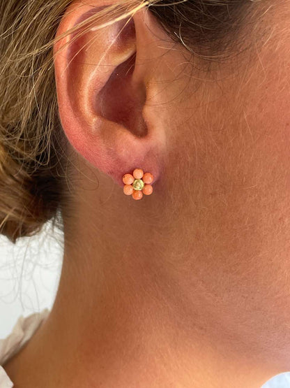 PEUMO short earrings in 18-karat yellow gold and diamonds.