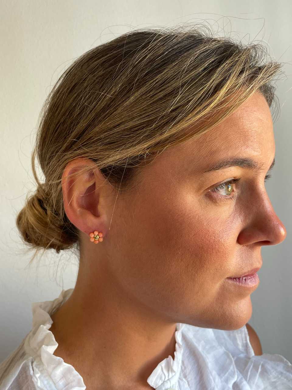 PEUMO short earrings in 18-karat yellow gold and diamonds.