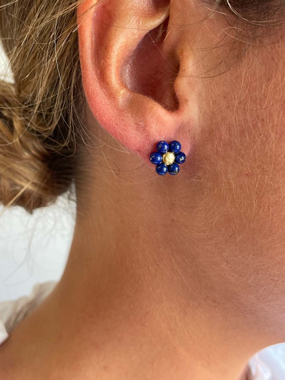 PEUMO short earrings in 18-karat yellow gold and diamonds.