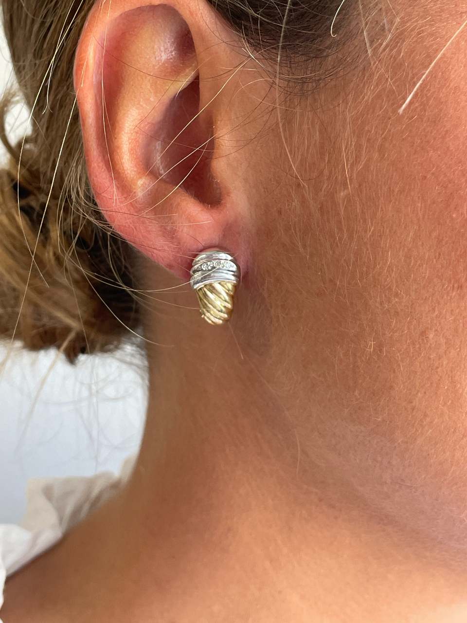 PEUMO short earrings in 18-karat yellow gold and diamonds.