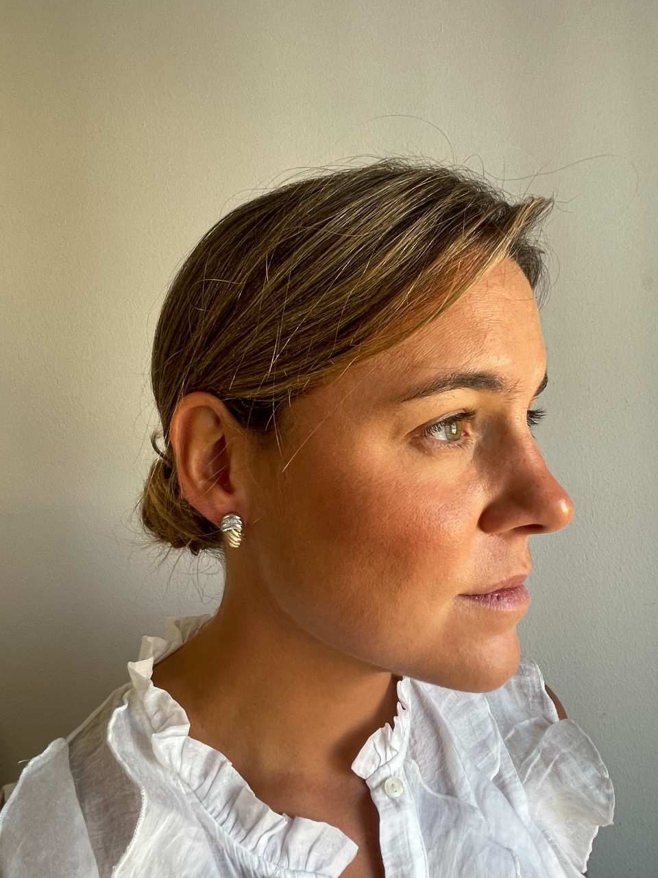 PEUMO short earrings in 18-karat yellow gold and diamonds.