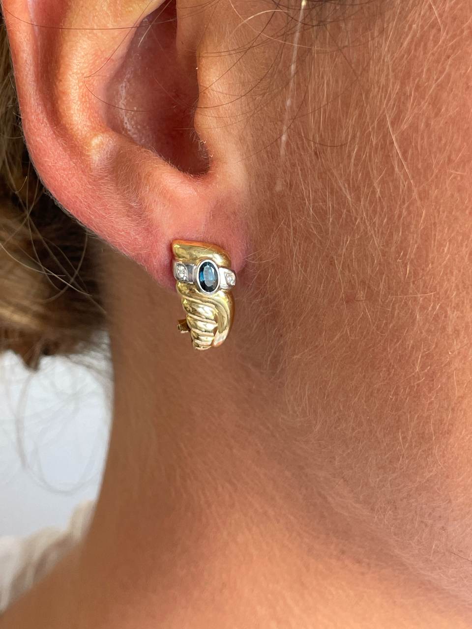 PEUMO short earrings in 18-karat yellow gold and diamonds.