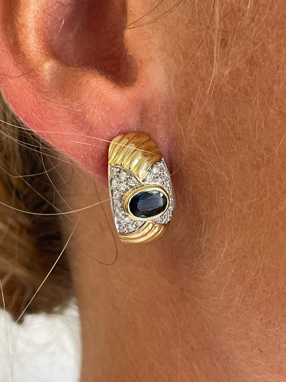 PEUMO short earrings in 18-karat yellow gold and diamonds.