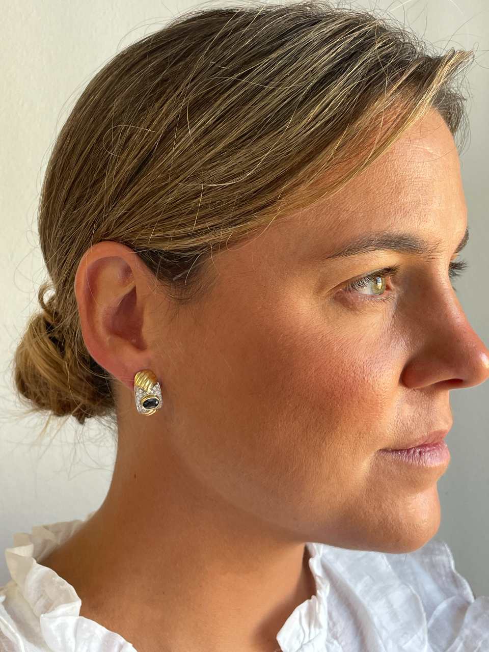 PEUMO short earrings in 18-karat yellow gold and diamonds.