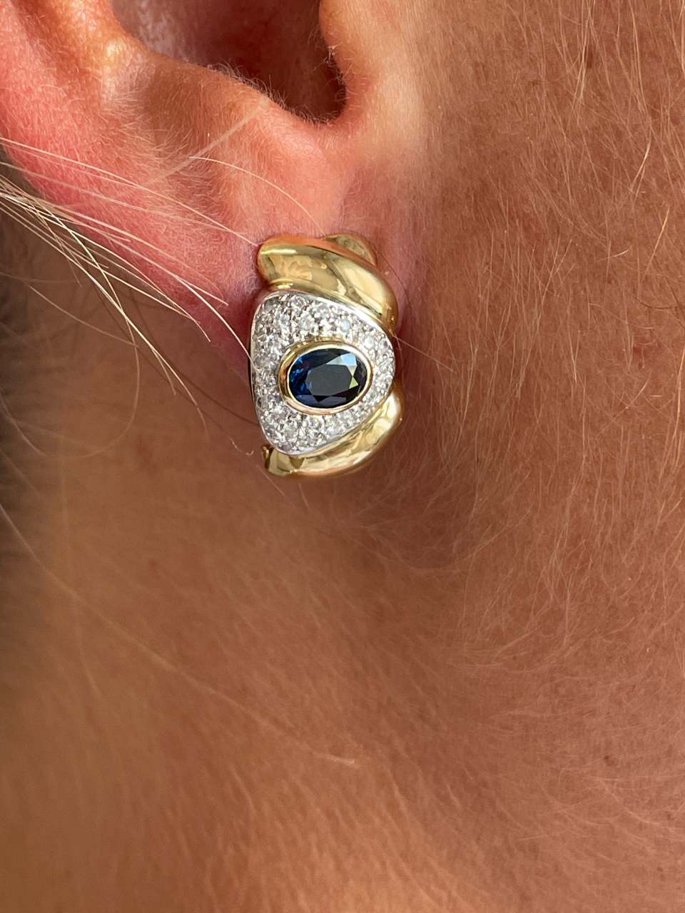 PEUMO short earrings in 18-karat yellow gold and diamonds.