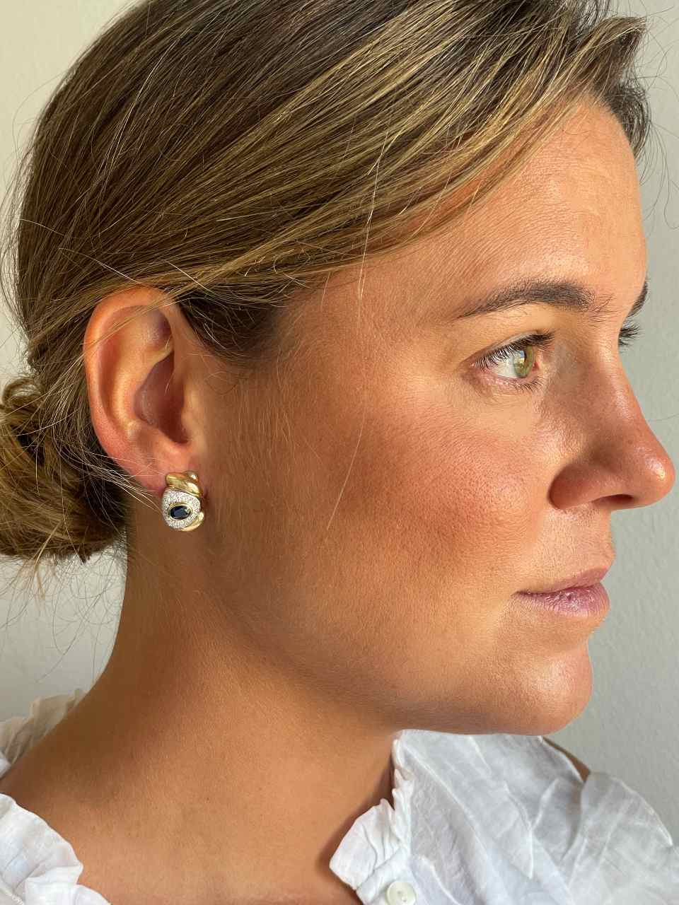 PEUMO short earrings in 18-karat yellow gold and diamonds.