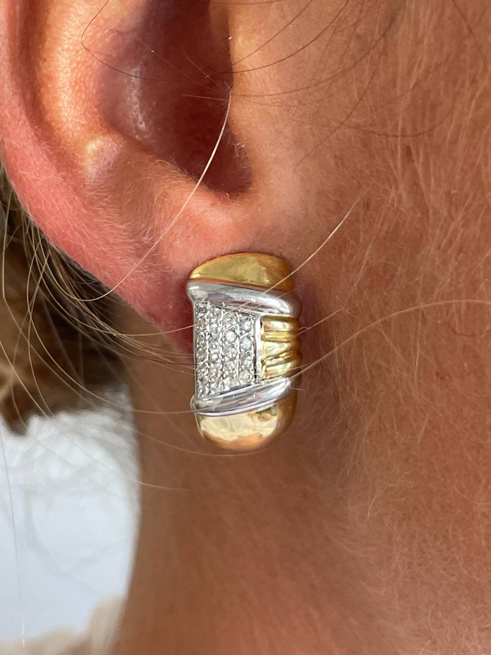 PEUMO short earrings in 18-karat yellow gold and diamonds.