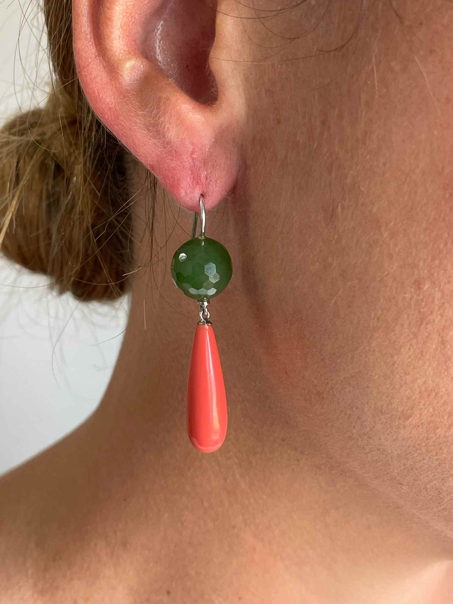 FINGI earring in 18-karat yellow gold and coral beads.