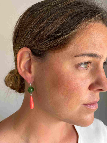 FINGI earring in 18-karat yellow gold and coral beads.