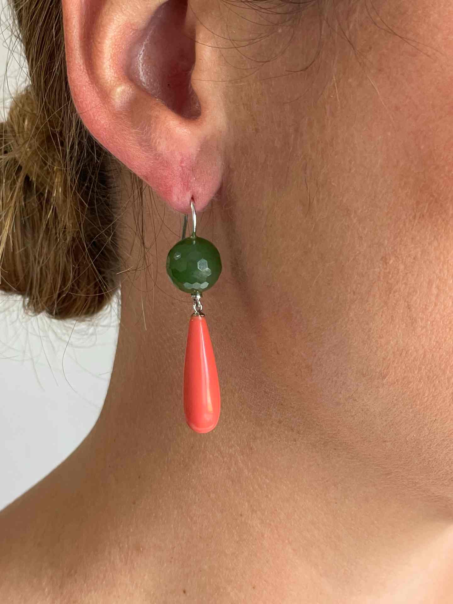 FINGI earring in 18-karat yellow gold and coral beads.