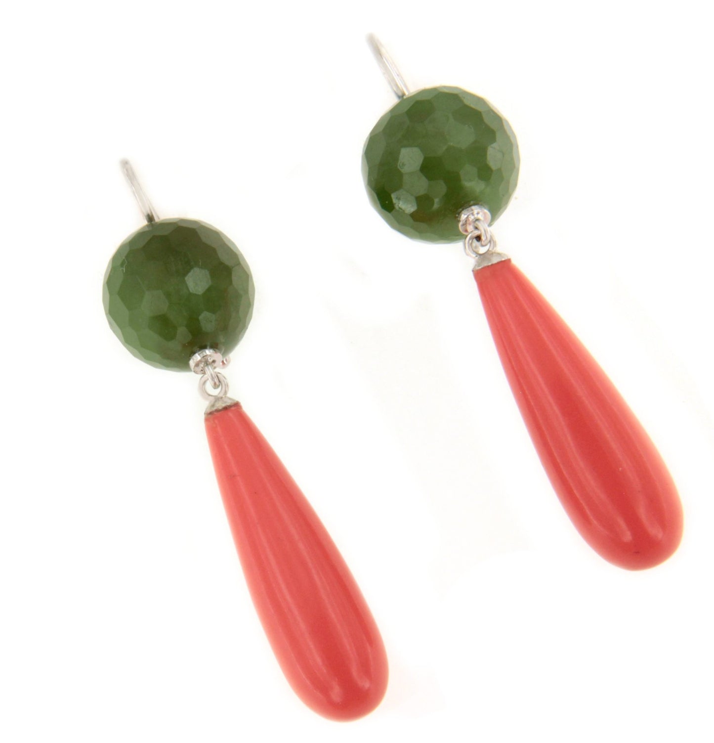 FINGI earring in 18-karat yellow gold and coral beads.