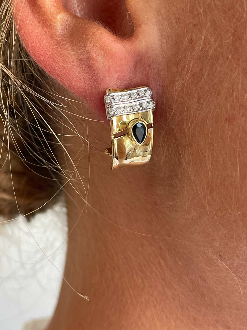 PEUMO short earrings in 18-karat yellow gold and diamonds.