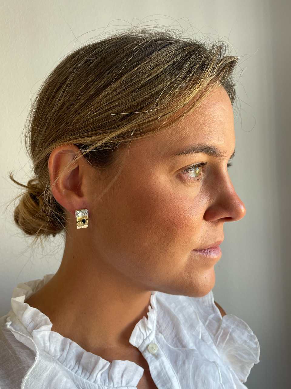 PEUMO short earrings in 18-karat yellow gold and diamonds.