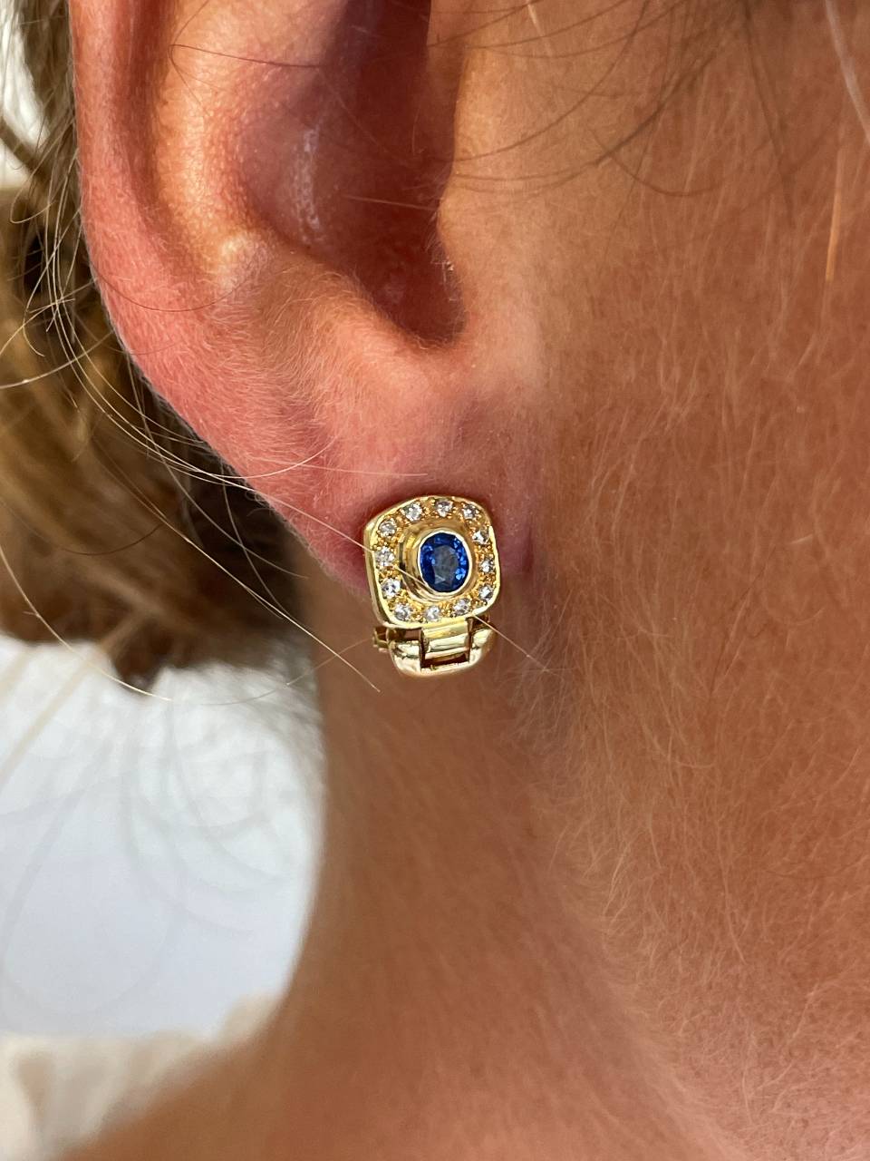 PEUMO short earrings in 18-karat yellow gold and diamonds.