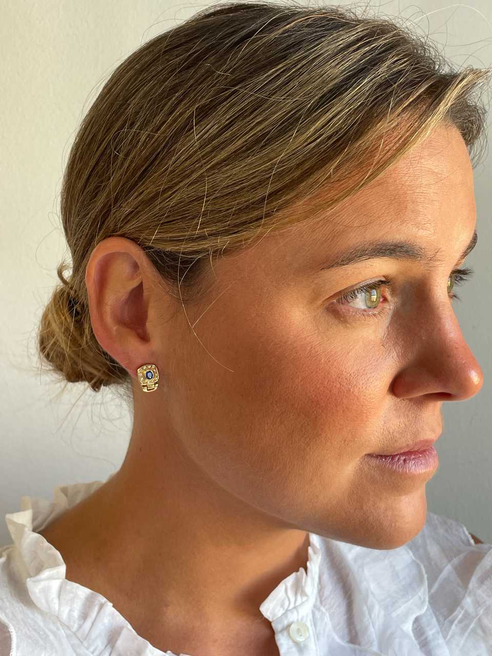 PEUMO short earrings in 18-karat yellow gold and diamonds.